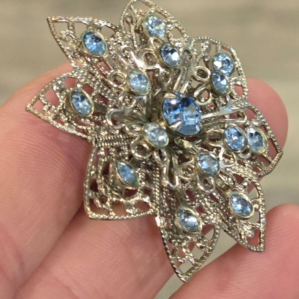Vintage Blue Rhinestone Flower Brooch Silver Tone Filigree Mid Century - Picture 7 of 10